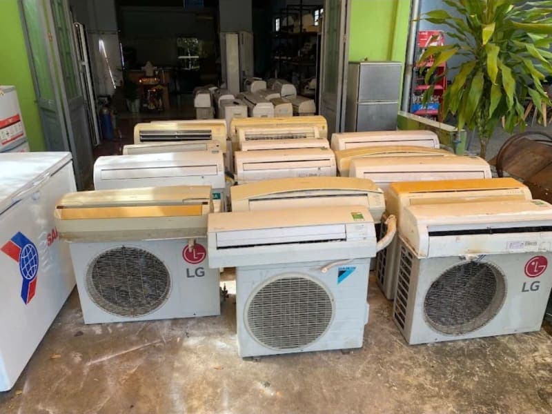 Các bộ máy lạnh treo tường tại cửa hàng Kim Phú